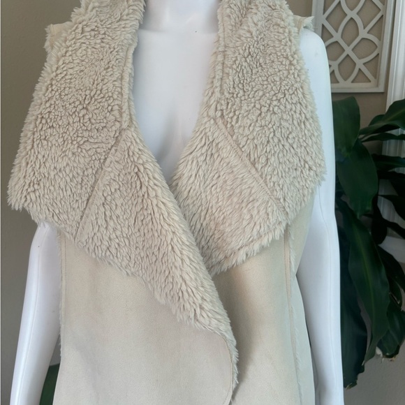 Cream faux suede vest - Picture 2 of 7